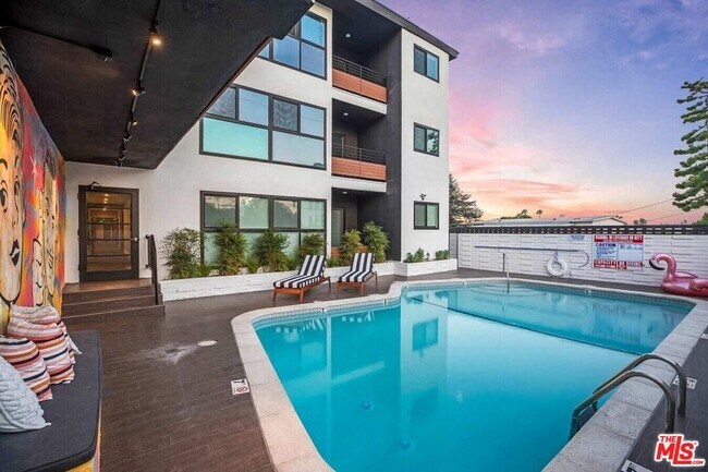Building Photo - 1425 N Crescent Heights Blvd