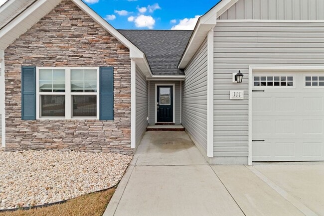 Building Photo - Minutes to Back Gate & Beaches!