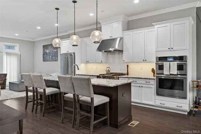 Building Photo - 348 Horseman Blvd