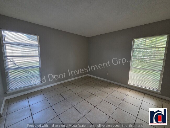 Building Photo - Spacious 2/2 quadplex