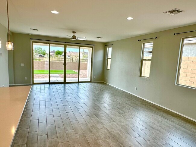 Building Photo - Fantastic 4BR/3BA Richmond American Larimar in Entrada Del Oro! Features white shaker cabinets, q...