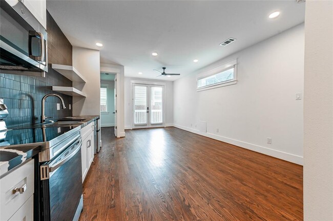 Building Photo - 425 W 21st St
