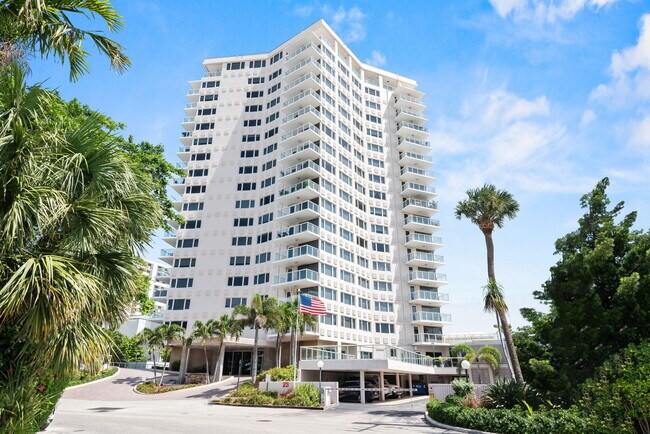 Building Photo - 3000 Holiday Dr