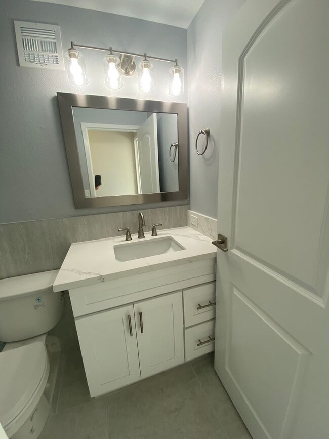 Building Photo - Pacific Beach - 3 blocks to Beach!  2bd/2ba Spacious 6th floor condo remodeled in 2022! Spectacul...