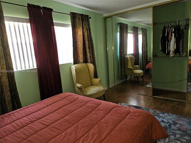 Building Photo - 5121 W Oakland Park Blvd