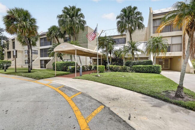 Building Photo - 220 Lakeview Dr