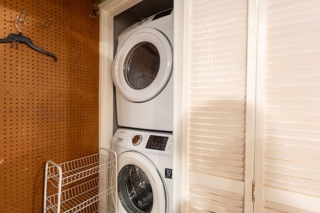 Building Photo - Lovely 2 BR/1 BA Condo in Columbia!
