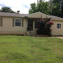 Building Photo - Large 3 bedroom w/ 2 living areas