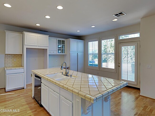 Building Photo - 115 Parkside Dr