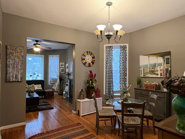 Building Photo - 1516 W Thome Ave