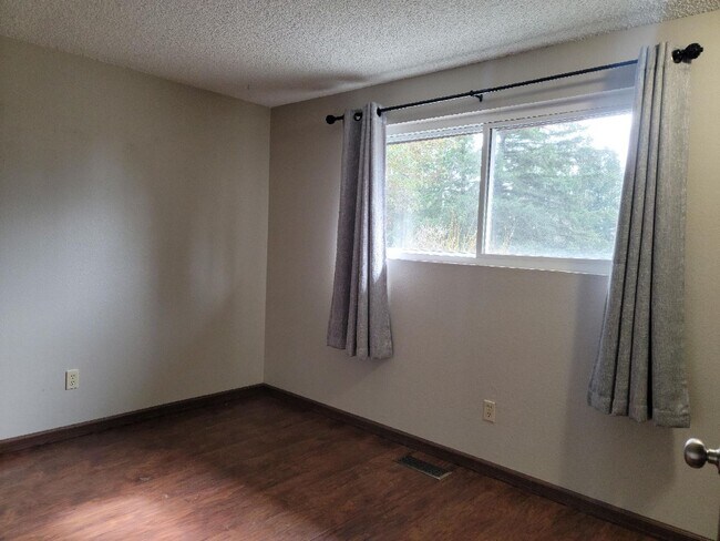 Building Photo - Pet Friendly 4 bedroom Home with Lots of Space for Everyone!