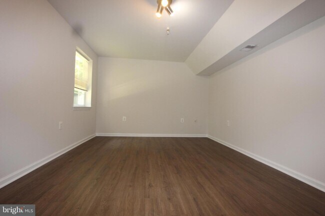 Building Photo - 406 Round Table Dr
