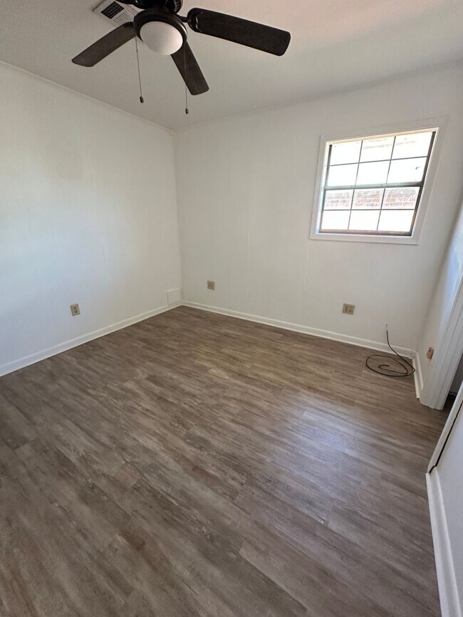 Building Photo - Updated 3 Bedroom 1.5 Bath Home in Gray