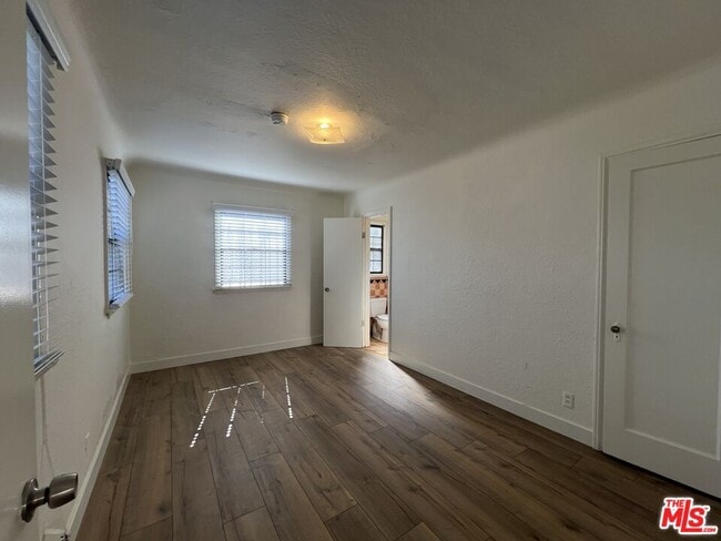 Building Photo - 4956 S San Vicente Blvd
