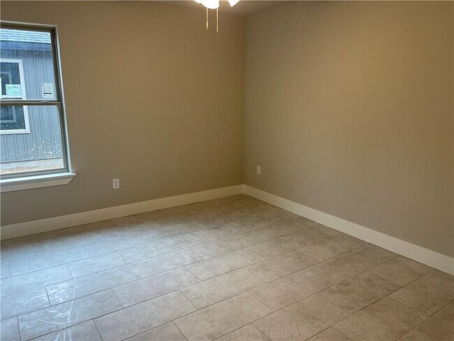 Building Photo - 505 N Collins Ave