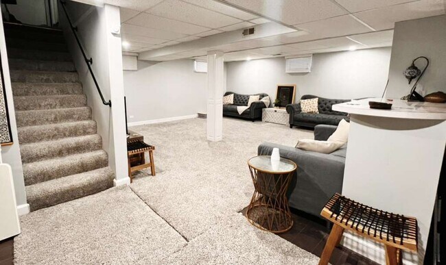 Building Photo - 1065 Hiawatha Dr