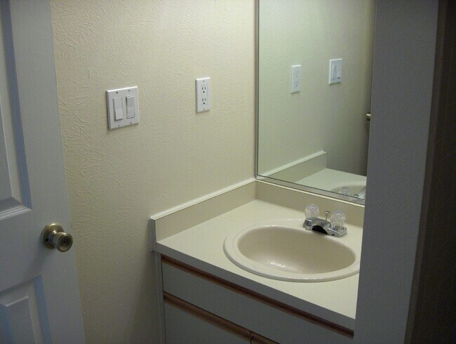Building Photo - "Charming 2-Bed, 2-Bath Condo Retreat in B...