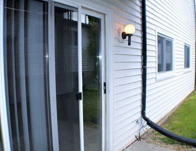 Building Photo - $1,150 | 2 Bedroom, 1 Bathroom Condo | Cat Friendly* | Available for August 1st, 2026 Move In!