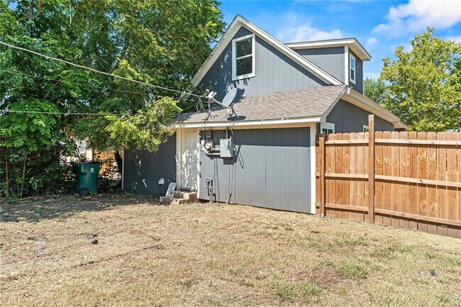 Building Photo - 2136 SW 23rd St