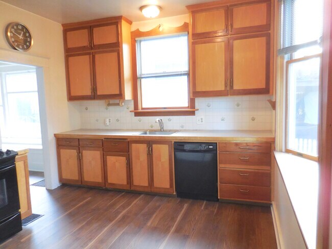 Kitchen with lots of cabinet space - 4626 N Mullen St