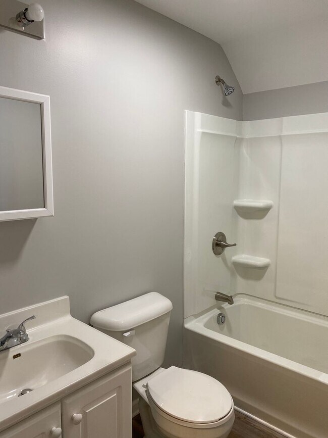 Building Photo - Newly Renovated 2 Bedroom Apartment