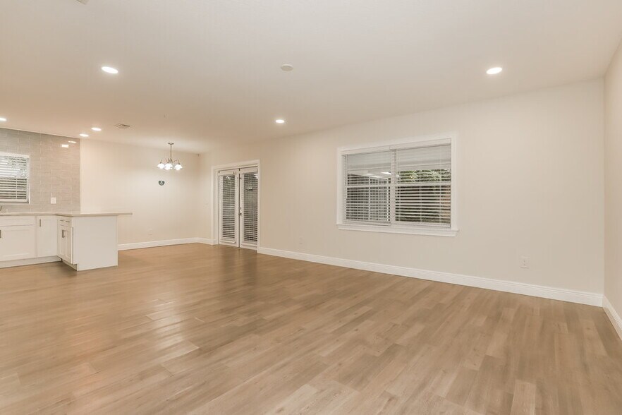 Building Photo - 412 Regal Park Dr