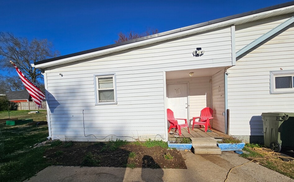 Building Photo - 219 W Adams Ave