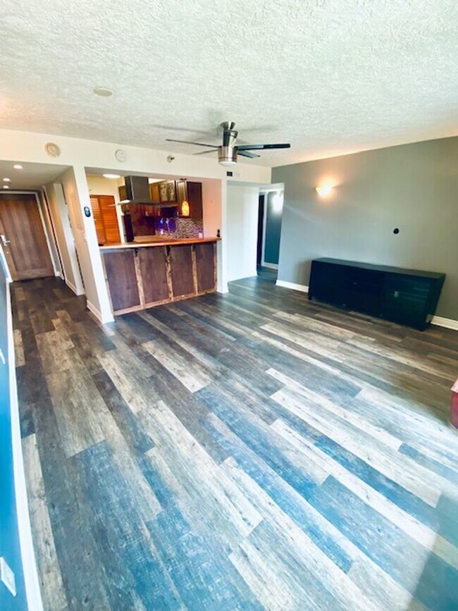 Building Photo - Broadway Condo