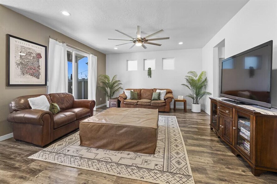 Building Photo - 2052 W Bella Ln