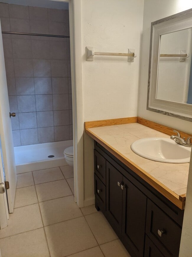 Building Photo - Charming 3 Bedroom, 2 Bathroom End-Unit Townhome in Cypress Pointe