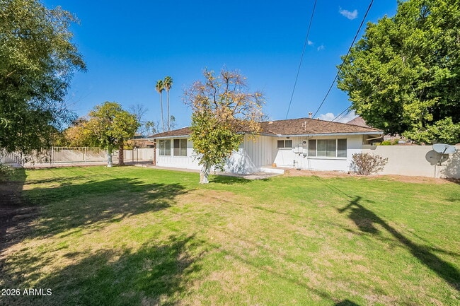 Building Photo - 5715 E Calle Del Paisano