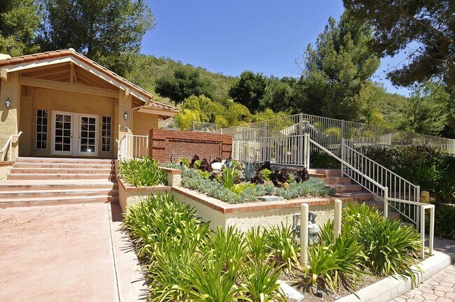 Building Photo - 3055 E Hillcrest Dr
