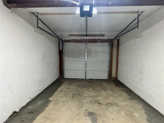 Building Photo - 16 Walnut Cir