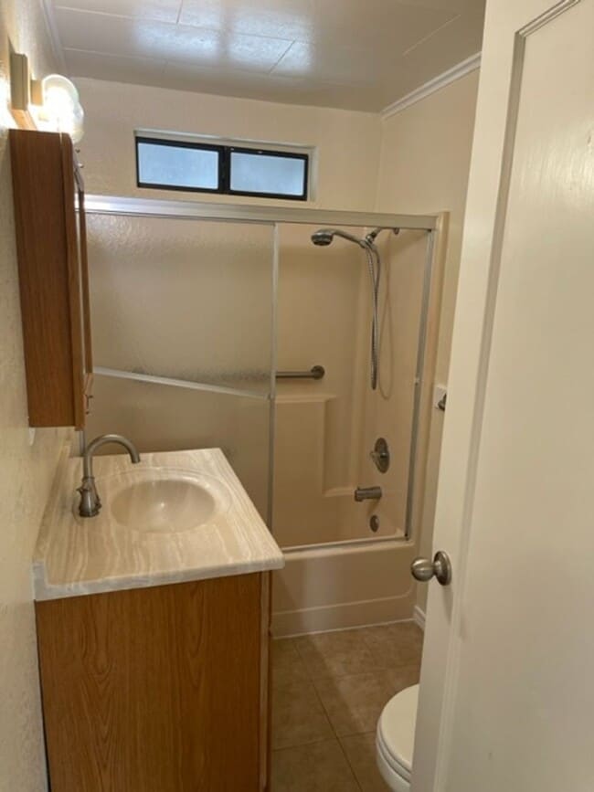 Building Photo - 2 Bedroom in Anderson with yard and garage!