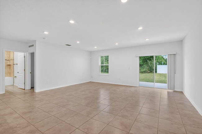 Building Photo - 657 NE Horizon Ln