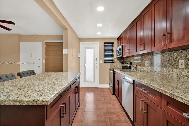 Building Photo - 1340 Lincoln Rd