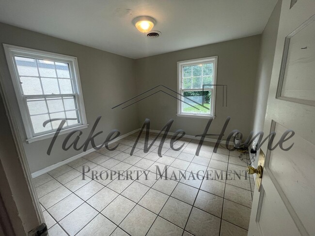 Building Photo - Adorable 2 Bedroom w/ Flex Room!