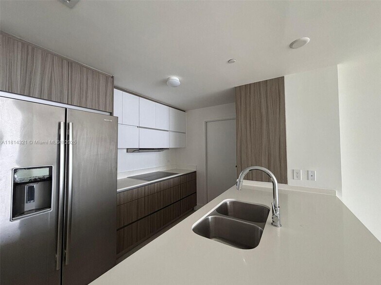 Building Photo - 600 NE 27th St