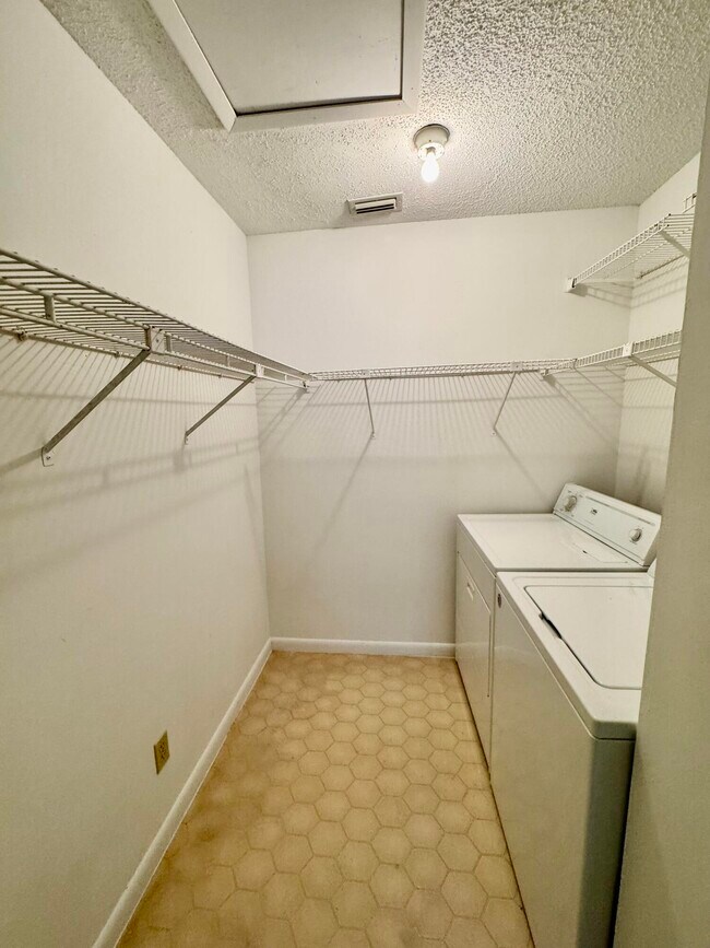 Building Photo - 524 Ponderosa Dr