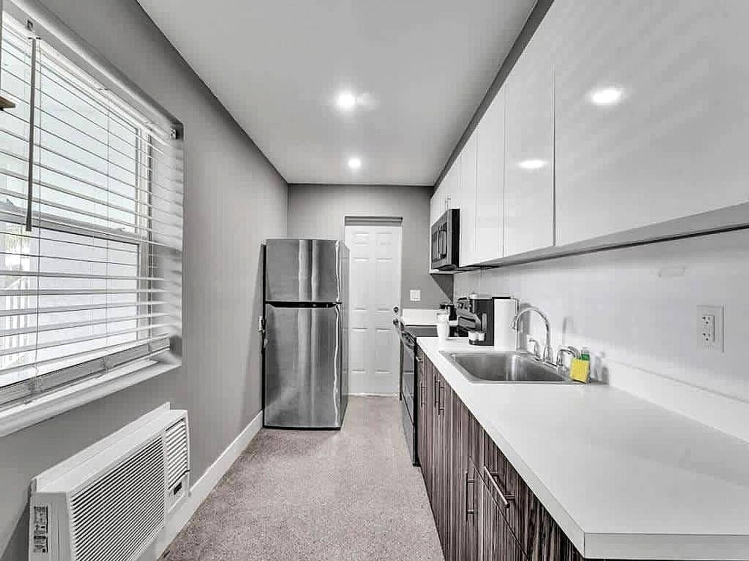 Building Photo - 906 N Riverside Dr