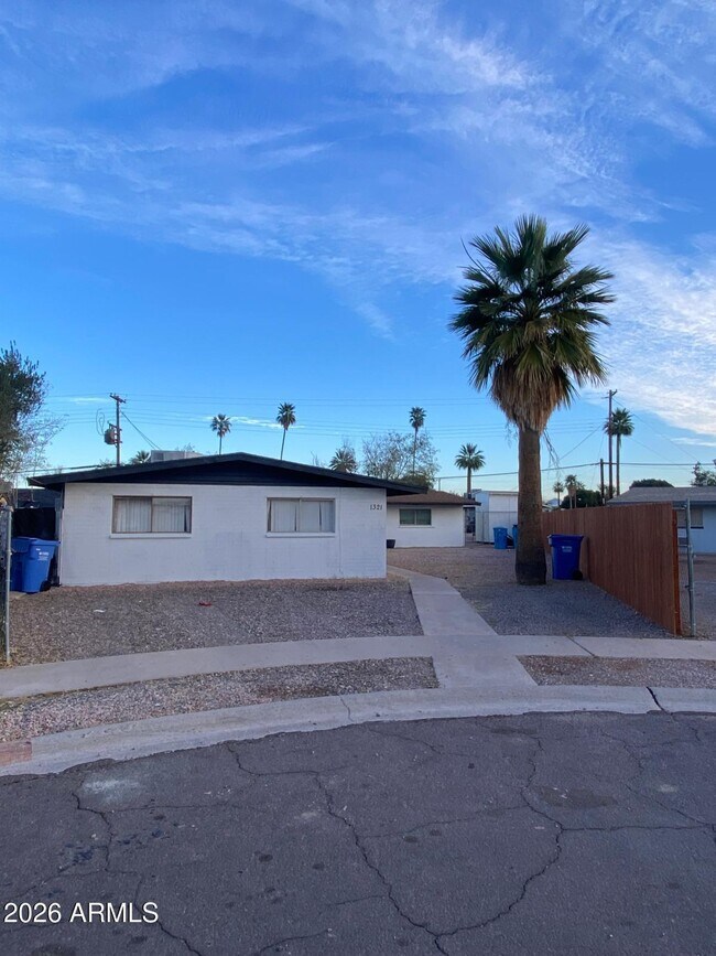 Building Photo - 1321 N 48th Pl