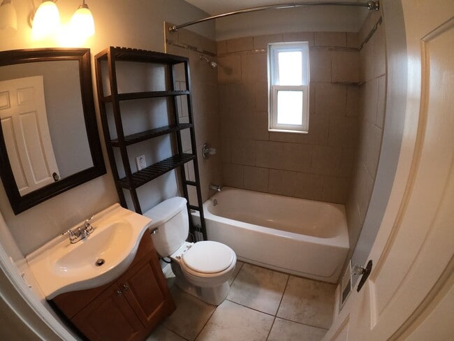 Building Photo - 3 bed 2 bath Berkley bungalow with garage ...