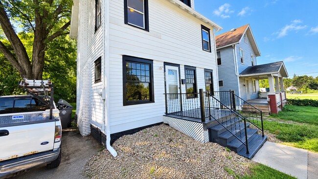 Building Photo - 529 Cameron Ave