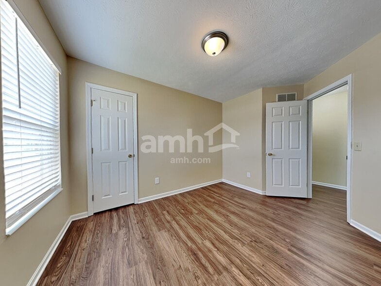 Building Photo - 3882 Greenbrook Dr