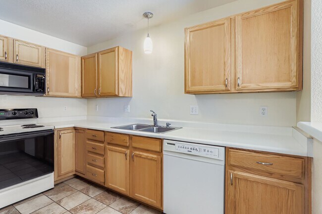 Building Photo - Check out this 2 bed 3 1/2 bath NOW!