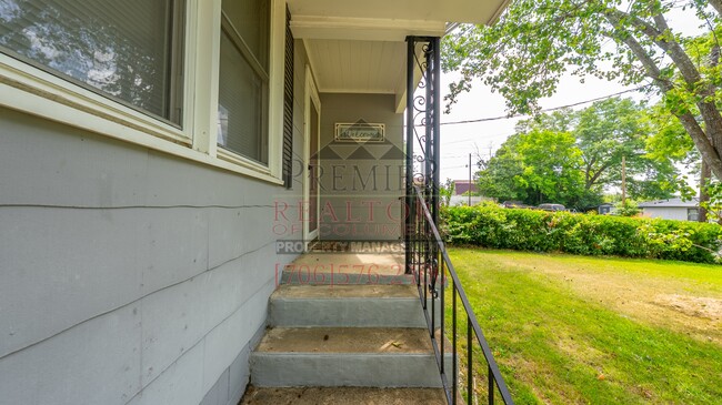 Building Photo - 1706 18th Pl