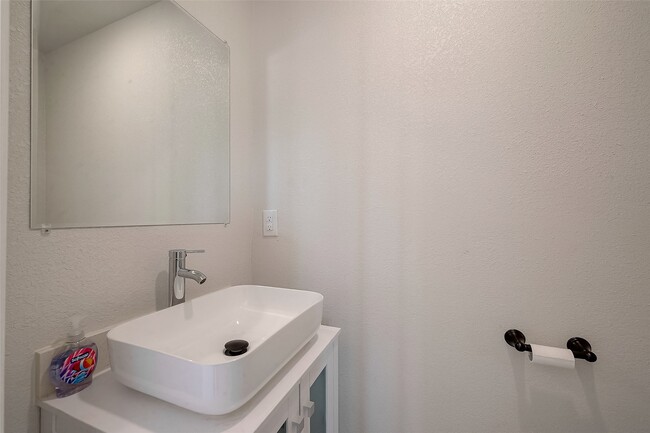Building Photo - 12055 Fairpoint Dr
