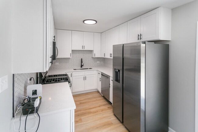 Building Photo - 18200 Fountainbleau Dr