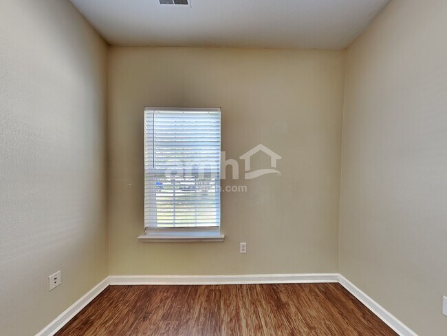 Building Photo - 155 Red Oak Dr