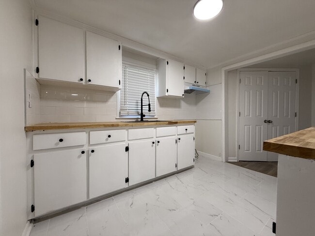 Building Photo - 321 Easy St